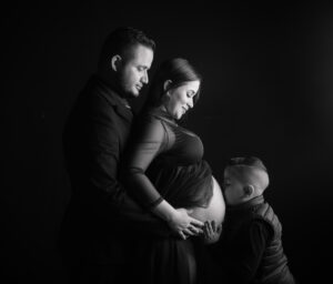 fotografía de embarazo con hijos en estudio en Madrid