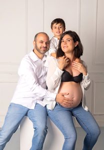 reportaje de fotografía de embarazo con pareja e hijos